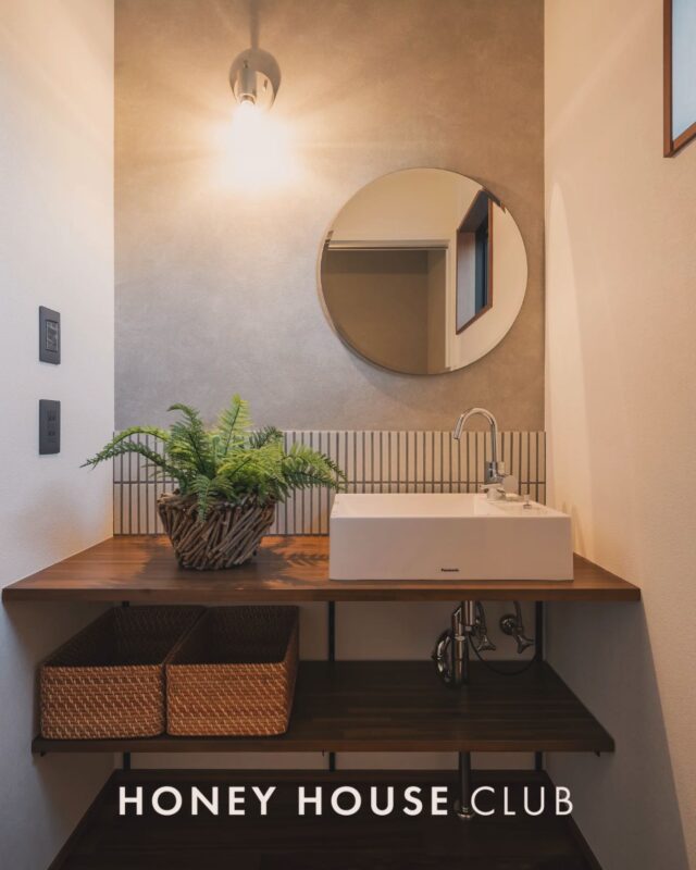 【 「なんとなく」で選ばない。理由があるから、ずっと心地いい住まい 】
家づくりで大切にしたい「心地よさ」
それは感覚だけのものではなく、きちんとした「根拠」があって初めて実現できるものです。
私たち八木建築工業が大切にしているのは、見た目の良さだけでなく、住んでからの毎日を支える「3つの安心」です。
1. 家族の健康を守る「暖かさ」の根拠
（身体があったかい）
「高気密・高断熱」には理由があります。それは、家のどこにいても温度差が少ないこと。
寒いお風呂場やトイレでのヒートショックを防ぎ、ご家族の健康を守るためには、建物の性能（ZEH仕様・断熱等級）が不可欠です。
2. 家計を助ける「省エネ」の根拠
（お財布もあったかい）
家は建てて終わりではありません。毎月の光熱費や、将来のメンテナンス費も大切です。
燃費の良い「高性能住宅」は、長く住むほどにお得さを実感できます。目先の価格だけでなく、生涯コストで考えた「賢い選択」をご提案します。
3. 心からくつろげる「強さ」の根拠
（心があったかい）
お洒落なデザインも、家族を守る「強さ」があってこそ。
警察署や消防署と同じレベルの「耐震等級3（最高等級）」を取得し、見えない部分の安全もしっかり確保しています。
「デザイン」と「性能」。
どちらも諦めないのが、地元のかかりつけ工務店の家づくりです。
まずは現地で、その「違い」を感じてみませんか？
────────────────────────
静岡県焼津市大井川の注文住宅は #八木建築工業
私たちは、3つの約束で住まいづくりをサポートします。
・対話から始まるプランニング
　職人社長自らが土地やご家族のライフスタイルをじっくり伺い、最適なプランを考えます。
・安心の高性能を標準に
　耐震等級3、ZEH基準など、プロが納得できる性能をしっかり満たした家しかつくりません。
・ずっと続くお付き合い
　土地探しから建築、アフターフォローまで。家のことなら何でも相談できるパートナーです。
論理的だけど、温かい。
そんな家づくりにご興味のある方は、
【 @yagikenchiku.8】より、お気軽にお問い合わせください。
────────────────────────
#焼津工務店 #長期優良住宅 #大人空間 #平屋で暮らそう