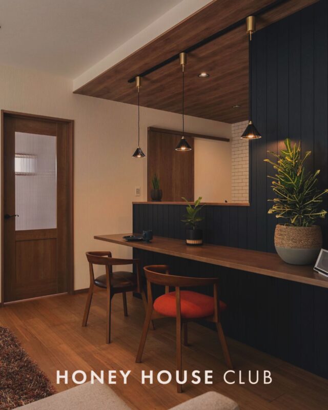 .
【 「なんとなく」で選ばない。理由があるから、ずっと心地いい住まい 】
家づくりで大切にしたい「心地よさ」
それは感覚だけのものではなく、きちんとした「根拠」があって初めて実現できるものです。
私たち八木建築工業が大切にしているのは、見た目の良さだけでなく、住んでからの毎日を支える「3つの安心」です。

1. 家族の健康を守る「暖かさ」の根拠
（身体があったかい）
「高気密・高断熱」には理由があります。それは、家のどこにいても温度差が少ないこと。
寒いお風呂場やトイレでのヒートショックを防ぎ、ご家族の健康を守るためには、建物の性能（ZEH仕様・断熱等級）が不可欠です。

2. 家計を助ける「省エネ」の根拠
（お財布もあったかい）
家は建てて終わりではありません。毎月の光熱費や、将来のメンテナンス費も大切です。
燃費の良い「高性能住宅」は、長く住むほどにお得さを実感できます。目先の価格だけでなく、生涯コストで考えた「賢い選択」をご提案します。

3. 心からくつろげる「強さ」の根拠
（心があったかい）
お洒落なデザインも、家族を守る「強さ」があってこそ。
警察署や消防署と同じレベルの「耐震等級3（最高等級）」を取得し、見えない部分の安全もしっかり確保しています。
「デザイン」と「性能」。
どちらも諦めないのが、地元のかかりつけ工務店の家づくりです。
まずは現地で、その「違い」を感じてみませんか？
────────────────────────
静岡県焼津市大井川の注文住宅は #八木建築工業
私たちは、3つの約束で住まいづくりをサポートします。
・対話から始まるプランニング
　職人社長自らが土地やご家族のライフスタイルをじっくり伺い、最適なプランを考えます。
・安心の高性能を標準に
　耐震等級3、ZEH基準など、プロが納得できる性能をしっかり満たした家しかつくりません。
・ずっと続くお付き合い
　土地探しから建築、アフターフォローまで。家のことなら何でも相談できるパートナーです。

論理的だけど、温かい。

そんな家づくりにご興味のある方は、
【 @yagikenchiku.8】より、お気軽にお問い合わせください。
────────────────────────
#焼津工務店 #注文住宅デザイン #大人空間 #パナソニックべリティス