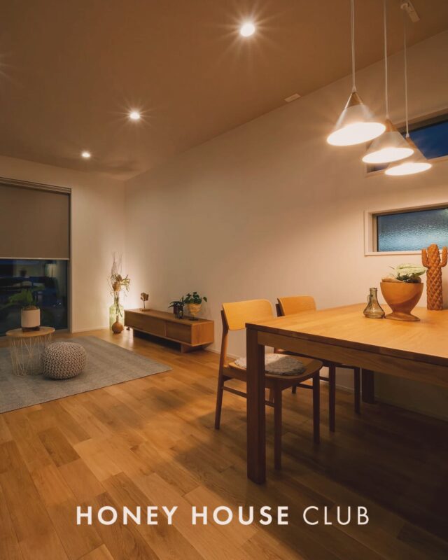 .
【  帰りたくなる場所 — 家族のぬくもりと安心が続く家 】

 ほっと一息つきたくなる、木の香りに包まれた落ち着いたリビング。 陽だまりの暖かさに、思わずうとうとしてしまう窓辺。
 
私たちが提案するのは、 そこに住まうご家族の「あったかい暮らし」です。 

お客様との対話から、私たちは住まいへの想いを汲み取り、 地元・大井川の地で、安心の技術でカタチにしていきます。 

✔️ 【身体があったかい】 高性能な断熱仕様・丁寧な気密施工で、冬の朝も夜も、どこにいても快適な温度をキープ。 
✔️ 【お財布もあったかい】 燃費の良い省エネ住宅は、冷暖房費を抑え、住んでからの家計をサポートします。 
✔️ 【心があったかい】 木造の優しさと、家事動線まで考え抜いた設計で、家族の笑顔が増える空間に。 

丁寧な施工はもちろん、性能、デザイン、そして経済的な安心。すべてに妥協せず、 いつまでも愛着を持って住み継げる「価値のある住まい」を、私たちと一緒に実現しませんか？

地元の「かかりつけ工務店」として、設計からアフターまで、末永くサポートいたしま🌿 

────────────────────────

 八木建築工業 のInstagramでは 施工事例や家づくりのヒント、地元の情報などを通して 私たちの想いを発信しています💡 

お問い合わせやご相談、資料請求は 【 ＠yagikenchiku.8 】よりお気軽にどうぞ✨ 

──────────────────────── 

 静岡県焼津市大井川の注文住宅は 八木建築工業 

◯ 地域に根差した経験豊富な職人社長が、お客様ごとに最適なご提案 
◯ 家族の未来を守る「耐震等級3」と「ZEH基準以上」を追求。
◯ 土地探し、すまいの保険、リフォームまでワンストップでサポート！ 

無料相談受付中 【 @yagikenchiku.8 】のプロフィールより、 お気軽にご相談ください。

────────────────────────

#家づくり #八木建築工業 #焼津市注文住宅 #高気密高断熱 #あったかい家