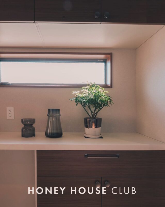 .
【  帰りたくなる場所 — 家族のぬくもりと安心が続く家 】

 ほっと一息つきたくなる、木の香りに包まれた落ち着いたリビング。 陽だまりの暖かさに、思わずうとうとしてしまう窓辺。
 
私たちが提案するのは、 そこに住まうご家族の「あったかい暮らし」です。 

お客様との対話から、私たちは住まいへの想いを汲み取り、 地元・大井川の地で、安心の技術でカタチにしていきます。 

✔️ 【身体があったかい】 高性能な断熱仕様・丁寧な気密施工で、冬の朝も夜も、どこにいても快適な温度をキープ。 
✔️ 【お財布もあったかい】 燃費の良い省エネ住宅は、冷暖房費を抑え、住んでからの家計をサポートします。 
✔️ 【心があったかい】 木造の優しさと、家事動線まで考え抜いた設計で、家族の笑顔が増える空間に。 

丁寧な施工はもちろん、性能、デザイン、そして経済的な安心。すべてに妥協せず、 いつまでも愛着を持って住み継げる「価値のある住まい」を、私たちと一緒に実現しませんか？

地元の「かかりつけ工務店」として、設計からアフターまで、末永くサポートいたしま🌿 

────────────────────────

 八木建築工業 のInstagramでは 施工事例や家づくりのヒント、地元の情報などを通して 私たちの想いを発信しています💡 

お問い合わせやご相談、資料請求は 【 ＠yagikenchiku.8 】よりお気軽にどうぞ✨ 

──────────────────────── 

 静岡県焼津市大井川の注文住宅は #八木建築工業 

◯ 地域に根差した経験豊富な職人社長が、お客様ごとに最適なご提案 
◯ 家族の未来を守る「耐震等級3」と「ZEH基準以上」を追求。
◯ 土地探し、すまいの保険、リフォームまでワンストップでサポート！ 

無料相談受付中 【 @yagikenchiku.8 】のプロフィールより、 お気軽にご相談ください。

────────────────────────

#マイホーム計画 #焼津工務店 #honeyhouseclub #省エネ住宅