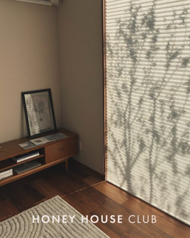 .
【  帰りたくなる場所 — 家族のぬくもりと安心が続く家 】

 ほっと一息つきたくなる、木の香りに包まれた落ち着いたリビング。 陽だまりの暖かさに、思わずうとうとしてしまう窓辺。
 
私たちが提案するのは、 そこに住まうご家族の「あったかい暮らし」です。 

お客様との対話から、私たちは住まいへの想いを汲み取り、 地元・大井川の地で、安心の技術でカタチにしていきます。 

✔️ 【身体があったかい】 高性能な断熱仕様・丁寧な気密施工で、冬の朝も夜も、どこにいても快適な温度をキープ。 
✔️ 【お財布もあったかい】 燃費の良い省エネ住宅は、冷暖房費を抑え、住んでからの家計をサポートします。 
✔️ 【心があったかい】 木造の優しさと、家事動線まで考え抜いた設計で、家族の笑顔が増える空間に。 

丁寧な施工はもちろん、性能、デザイン、そして経済的な安心。すべてに妥協せず、 いつまでも愛着を持って住み継げる「価値のある住まい」を、私たちと一緒に実現しませんか？

地元の「かかりつけ工務店」として、設計からアフターまで、末永くサポートいたしま🌿 

────────────────────────

 八木建築工業 のInstagramでは 施工事例や家づくりのヒント、地元の情報などを通して 私たちの想いを発信しています💡 

お問い合わせやご相談、資料請求は 【 ＠yagikenchiku.8 】よりお気軽にどうぞ✨ 

──────────────────────── 

 静岡県焼津市大井川の注文住宅は #八木建築工業 

◯ 地域に根差した経験豊富な職人社長が、お客様ごとに最適なご提案 
◯ 家族の未来を守る「耐震等級3」と「ZEH基準以上」を追求。
◯ 土地探し、すまいの保険、リフォームまでワンストップでサポート！ 

無料相談受付中 【 @yagikenchiku.8 】のプロフィールより、 お気軽にご相談ください。

────────────────────────

#家づくり #注文住宅 #高性能住宅 #高気密高断熱 木の家 省エネ住宅 家計に優しい家 あったかい暮らし マイホーム計画 地元工務店 焼津市注文住宅 HONEYHOUSECLUB  対話を大切に