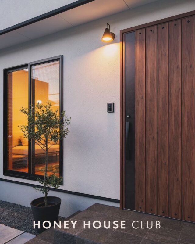 .
【 「なんとなく」で選ばない。理由があるから、ずっと心地いい住まい 】
家づくりで大切にしたい「心地よさ」
それは感覚だけのものではなく、きちんとした「根拠」があって初めて実現できるものです。
私たち八木建築工業が大切にしているのは、見た目の良さだけでなく、住んでからの毎日を支える「3つの安心」です。

1. 家族の健康を守る「暖かさ」の根拠
（身体があったかい）
「高気密・高断熱」には理由があります。それは、家のどこにいても温度差が少ないこと。
寒いお風呂場やトイレでのヒートショックを防ぎ、ご家族の健康を守るためには、建物の性能（ZEH仕様・断熱等級）が不可欠です。

2. 家計を助ける「省エネ」の根拠
（お財布もあったかい）
家は建てて終わりではありません。毎月の光熱費や、将来のメンテナンス費も大切です。
燃費の良い「高性能住宅」は、長く住むほどにお得さを実感できます。目先の価格だけでなく、生涯コストで考えた「賢い選択」をご提案します。

3. 心からくつろげる「強さ」の根拠
（心があったかい）
お洒落なデザインも、家族を守る「強さ」があってこそ。
警察署や消防署と同じレベルの「耐震等級3（最高等級）」を取得し、見えない部分の安全もしっかり確保しています。
「デザイン」と「性能」。
どちらも諦めないのが、地元のかかりつけ工務店の家づくりです。
まずは現地で、その「違い」を感じてみませんか？
────────────────────────
静岡県焼津市大井川の注文住宅は #八木建築工業
私たちは、3つの約束で住まいづくりをサポートします。
・対話から始まるプランニング
　職人社長自らが土地やご家族のライフスタイルをじっくり伺い、最適なプランを考えます。
・安心の高性能を標準に
　耐震等級3、ZEH基準など、プロが納得できる性能をしっかり満たした家しかつくりません。
・ずっと続くお付き合い
　土地探しから建築、アフターフォローまで。家のことなら何でも相談できるパートナーです。

論理的だけど、温かい。

そんな家づくりにご興味のある方は、
【 @yagikenchiku.8】より、お気軽にお問い合わせください。
────────────────────────
#地元工務店 #地元工務店で建てた家 #建売でも素敵なお家 #こだわりの建売住宅