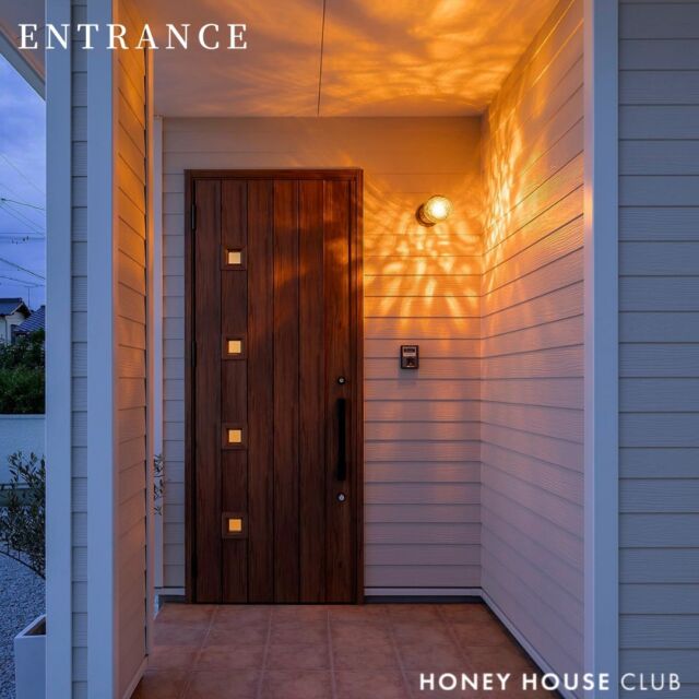 -
-------------
  Today's shot
-------------

☆Entrance
ただいまを言う前に家路に着いた事を知らせてくれるEntrance。
やさしげなあたたかな灯りが出迎えてくれます。

心地よい疲れとホッと安堵する瞬間。
毎日のただいまが楽しみに。


= = = = =


『居心地の良さ』は人それぞれの感覚

なんか、いい！　なんか、楽しい！　なんか、落ち着く！

その感覚が住まいづくりの原点です。

私たちにできることは、『居心地の良さ』を作るお手伝いをすることです。

たくさんのアイデアを共有しましょう。


お気軽にお問い合わせください。

= = = = =
☎︎ 090-1783-8210
✉︎ info@honeyhouseclub.com
@yagikenchiku.8

= = = = =

HONEY HOUSE CLUB
HP ：https://www.honeyhouseclub.com/
TIME：9:00〜18:00

= = = = =

#八木建築工業 #焼津市 #静岡工務店 #建築 #家づくり #自由設計 #マイホーム計画 #注文住宅 #新築一戸建て #zeh住宅 #家づくりを楽しむ #インテリア #暮らしを楽しむ #こだわりの住まい #住宅デザイン #家づくり計画　#honeyhouseclub #シンプルホーム#カフェ風住宅#entrance#玄関#リノベーション#リフォーム#おしゃれな家#ナチュラル#藤枝#大井川#暮らしを楽しむ#建売住宅#建売に見えない建売#家づくりのアイデア帖