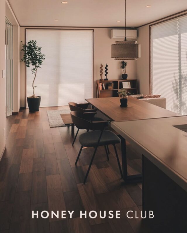 【 帰りたくなる場所 — 家族のぬくもりと安心が続く家 】

 ほっと一息つきたくなる、木の香りに包まれた落ち着いたリビング。 陽だまりの暖かさに、思わずうとうとしてしまう窓辺。
 
私たちが提案するのは、 そこに住まうご家族の「あったかい暮らし」です。 

お客様との対話から、私たちは住まいへの想いを汲み取り、 地元・大井川の地で、安心の技術でカタチにしていきます。 

✔️ 【身体があったかい】 高性能な断熱仕様・丁寧な気密施工で、冬の朝も夜も、どこにいても快適な温度をキープ。 
✔️ 【お財布もあったかい】 燃費の良い省エネ住宅は、冷暖房費を抑え、住んでからの家計をサポートします。 
✔️ 【心があったかい】 木造の優しさと、家事動線まで考え抜いた設計で、家族の笑顔が増える空間に。 

丁寧な施工はもちろん、性能、デザイン、そして経済的な安心。すべてに妥協せず、 いつまでも愛着を持って住み継げる「価値のある住まい」を、私たちと一緒に実現しませんか？

地元の「かかりつけ工務店」として、設計からアフターまで、末永くサポートいたしま🌿 

────────────────────────

 #八木建築工業 のInstagramでは 施工事例や家づくりのヒント、地元の情報などを通して 私たちの想いを発信しています💡 

お問い合わせやご相談、資料請求は 【@yagikenchiku.8 】よりお気軽にどうぞ✨ 

──────────────────────── 

🏡静岡県焼津市大井川の注文住宅は #八木建築工業 

◯ 地域に根差した経験豊富な職人社長が、お客様ごとに最適なご提案 
◯ 家族の未来を守る「耐震等級3」と「ZEH基準以上」を追求。
◯ 土地探し、すまいの保険、リフォームまでワンストップでサポート！ 

無料相談受付中 【 @yagikenchiku.8 】のプロフィールより、 お気軽にご相談ください😊 

────────────────────────

#家づくり #地元工務店 #高気密高断熱