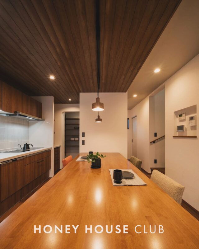 .
【 ずっと続ける、ずっと心地いい住まい 】
家づくりで大切にしたい「心地よさ」
それは感覚だけのものではなく、きちんとした「根拠」があって初めて実現できるものです。
私たち八木建築工業が大切にしているのは、見た目の良さだけでなく、住んでからの毎日を支える「3つの安心」です。

1. 家族の健康を守る「暖かさ」の根拠
（身体があったかい）
「高気密・高断熱」には理由があります。それは、家のどこにいても温度差が少ないこと。
寒いお風呂場やトイレでのヒートショックを防ぎ、ご家族の健康を守るためには、建物の性能（ZEH仕様・断熱等級）が不可欠です。

2. 家計を助ける「省エネ」の根拠
（お財布もあったかい）
家は建てて終わりではありません。毎月の光熱費や、将来のメンテナンス費も大切です。
燃費の良い「高性能住宅」は、長く住むほどにお得さを実感できます。目先の価格だけでなく、生涯コストで考えた「賢い選択」をご提案します。

3. 心からくつろげる「強さ」の根拠
（心があったかい）
お洒落なデザインも、家族を守る「強さ」があってこそ。
警察署や消防署と同じレベルの「耐震等級3（最高等級）」を取得し、見えない部分の安全もしっかり確保しています。
「デザイン」と「性能」。
どちらも諦めないのが、地元のかかりつけ工務店の家づくりです。
まずは現地で、その「違い」を感じてみませんか？
────────────────────────
静岡県焼津市大井川の注文住宅は #八木建築工業
私たちは、3つの約束で住まいづくりをサポートします。
・対話から始まるプランニング
　職人社長自らが土地やご家族のライフスタイルをじっくり伺い、最適なプランを考えます。
・安心の高性能を標準に
　耐震等級3、ZEH基準など、プロが納得できる性能をしっかり満たした家しかつくりません。
・ずっと続くお付き合い
　土地探しから建築、アフターフォローまで。家のことなら何でも相談できるパートナーです。

論理的だけど、温かい。

そんな家づくりにご興味のある方は、
【 @yagikenchiku.8】より、お気軽にお問い合わせください。
────────────────────────
八木建築工業 #焼津工務店 #対話が大切 #地元工務店で家を建てる #長期優良住宅