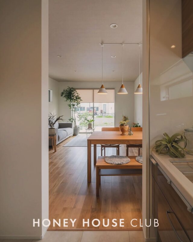 .
【 ハウスメーカーと、私たち「地元の工務店」の違い 】
家づくりをスタートするとき、
多くの方がまずハウスメーカーを検討されます。
規格化された安心感や、最新の設備。
それらは間違いなく大きな魅力です。
では、私たちのような「地元の小さな工務店」を
選んでくださる方は、何に価値を感じているのでしょうか。
私は、以下の3つの違いがあると考えています。

1. 「伝言ゲーム」にならない家づくり
大きな会社では、営業、設計、現場監督と、
工程ごとに担当者が変わるのが一般的です。
私たちは、お客様と「こんな暮らしがしたい」と
膝を突き合わせて話した社長の私が、
自ら現場に立ち、責任を持って直接カタチにします。
お客様の細かな想いや熱量が途切れることなく、
現場の職人の手仕事にそのまま宿ります。

2. 「数値」だけでなく「自然」との調和
効率よく断熱の数値をクリアするために、
規格化された「窓の少ない家」が増えています。
私たちは、ZEH基準や耐震等級3といった
確かな「性能」をしっかり担保した上で、
その土地の風の通り道、光の入り方までを読み解きます。
数値には表れない、自然を感じる「心地よさ」のバランス。
これは、一棟ごとに設計するからこそできることです。

3. 担当者が変わらない「かかりつけ医」
会社員である以上、担当者の転勤や異動はつきものです。
しかし、私たちはこの大井川の地から離れません。
お引き渡しをしてからが、本当のお付き合いの始まりです。
建てた後もずっと一番近くで守り続ける、
「家のかかりつけ医」として末永くサポートいたします。
効率や生産性では、大きな会社には敵いません。
でも、一棟にかける熱量と寄り添う深さには自信があります。
私たちの家づくりに共感していただける方は、
ぜひ一度、現場を見に来てください。

私がご案内します。

────────────────────────
静岡県焼津市大井川の住宅は 八木建築工業 honeyhouseclub
■ 地域に根差した経験豊富な職人社長が、最適なご提案
■ 土地探し、すまいの保険、リフォームまでワンストップでサポート
お問い合わせやご相談、資料請求は
【 ＠yagikenchiku.8 】よりお気軽にどうぞ。

────────────────────────
#八木建築工業 #焼津市 #注文住宅 #地元工務店 #マイホーム計画