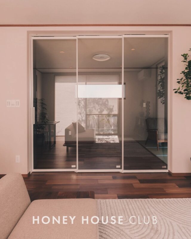 .
【 「なんとなく」で選ばない。理由があるから、ずっと心地いい住まい 】
家づくりで大切にしたい「心地よさ」
それは感覚だけのものではなく、きちんとした「根拠」があって初めて実現できるものです。
私たち八木建築工業が大切にしているのは、見た目の良さだけでなく、住んでからの毎日を支える「3つの安心」です。

1. 家族の健康を守る「暖かさ」の根拠
（身体があったかい）
「高気密・高断熱」には理由があります。それは、家のどこにいても温度差が少ないこと。
寒いお風呂場やトイレでのヒートショックを防ぎ、ご家族の健康を守るためには、建物の性能（ZEH仕様・断熱等級）が不可欠です。

2. 家計を助ける「省エネ」の根拠
（お財布もあったかい）
家は建てて終わりではありません。毎月の光熱費や、将来のメンテナンス費も大切です。
燃費の良い「高性能住宅」は、長く住むほどにお得さを実感できます。目先の価格だけでなく、生涯コストで考えた「賢い選択」をご提案します。

3. 心からくつろげる「強さ」の根拠
（心があったかい）
お洒落なデザインも、家族を守る「強さ」があってこそ。
警察署や消防署と同じレベルの「耐震等級3（最高等級）」を取得し、見えない部分の安全もしっかり確保しています。
「デザイン」と「性能」。
どちらも諦めないのが、地元のかかりつけ工務店の家づくりです。
まずは現地で、その「違い」を感じてみませんか？
────────────────────────
静岡県焼津市大井川の注文住宅は 八木建築工業
私たちは、3つの約束で住まいづくりをサポートします。
・対話から始まるプランニング
　職人社長自らが土地やご家族のライフスタイルをじっくり伺い、最適なプランを考えます。
・安心の高性能を標準に
　耐震等級3、ZEH基準など、プロが納得できる性能をしっかり満たした家しかつくりません。
・ずっと続くお付き合い
　土地探しから建築、アフターフォローまで。家のことなら何でも相談できるパートナーです。

論理的だけど、温かい。

そんな家づくりにご興味のある方は、
【 @yagikenchiku.8】より、お気軽にお問い合わせください。
────────────────────────
#八木建築工業 #焼津工務店 #焼津市注文住宅 #家計に優しい家 #こだわりの建売住宅