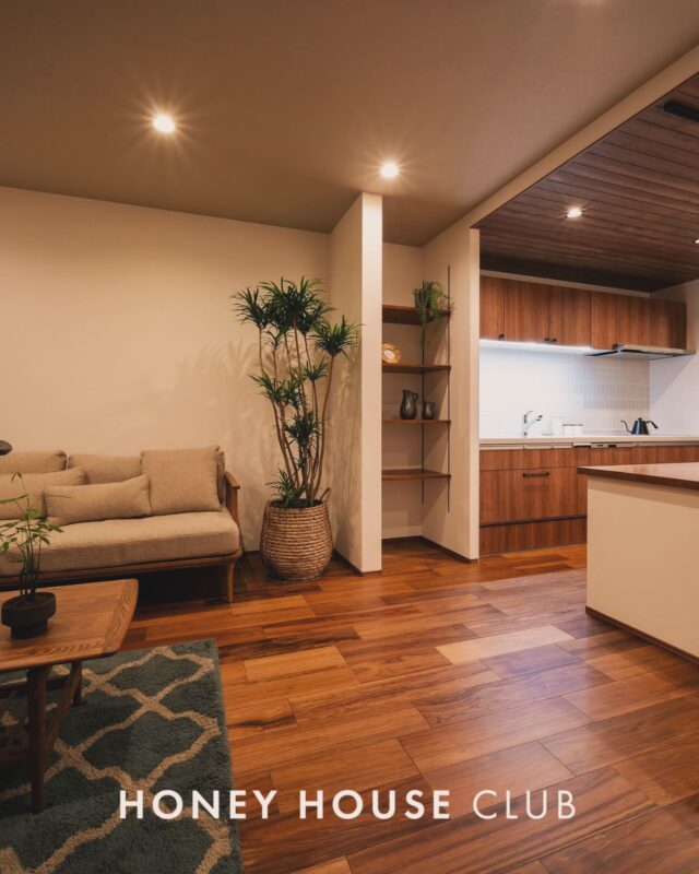 .
【 社長の私が、現場に出続ける理由。 】
正直な話、会社を大きくして 現場を他の方に任せて営業に専念する… というやり方もあるかもしれません。

でも、私はやっぱり「現場」が好きです。

お客様と「こんな暮らしがしたい」と 膝を突き合わせて話した内容を、 自分の手で、責任を持ってカタチにしたい。

だから私は、これからも現場に出続けます。

私が現場でこだわるのは、 単なる数値だけではない、3つの「あったかい」です。

1. 身体があったかい:高性能な断熱仕様と、丁寧な気密施工。冬の朝も夜も、どこにいても快適な温度をキープします。

2. お財布もあったかい:燃費の良い省エネ住宅（ZEH基準以上）。冷暖房費を抑え、住んでからの家計をサポートします。

3. 心があったかい:家族の未来を守る「耐震等級3」。木造の優しさと安心の技術で、笑顔が増える空間をつくります。

「大井川の家のかかりつけ医」として、 建てた後もずっと、一番近くで守り続けたい。

そんな「丁寧な手仕事の家」が気になる方、 ぜひ一度、現場を見に来てください。
　
私がご案内します。

────────────────────────
静岡県焼津市大井川の注文住宅は #八木建築工業
私たちは、以下の約束で住まいづくりをサポートします。
職人社長による提案 　地域に根差した経験豊富な社長が、お客様ごとに最適なご提案をします。

安心の高性能を追求 　耐震等級3、ZEH基準など、プロが納得できる性能をしっかり満たした家しかつくりません。

ずっと続くお付き合い 　土地探しから建築、アフターフォローまで。家のことなら何でも相談できるパートナーです。
　
現場見学・無料相談のお申し込みは 【 @yagikenchiku.8 】のプロフィールリンクより お気軽にご連絡ください。

────────────────────────
 #大井川 #注文住宅 平屋 木の家 大工 工務店 耐震等級3 ZEH 高性能住宅 #こだわりの建売住宅 地元工務店 #大工社長がつくる家