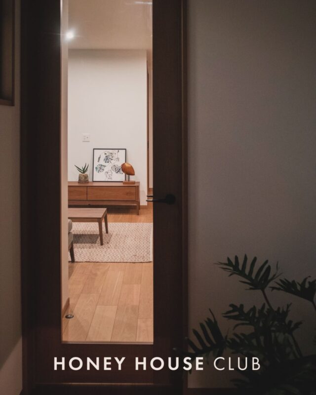 .
【 見えなくなる場所に、職人の目は光る 】
家づくりには、完成すると二度と見えなくなる場所が数えきれないほどあります。

例えば、壁紙を貼る前の「石膏ボード」の継ぎ目。
あるいは、棚を取り付けるための「下地」の補強。
平らになってしまえば分からない。
隠れてしまえば、誰がやったかも分からない。

でも、その「見えない場所」の美しさが、
5年後、10年後の家の姿を決めると思っています。

私たちは、ボードを留めるビス（ネジ）の打ち方ひとつ、
ミリ単位のズレも妥協したくない。
それは、そこに職人としての「目」があるからです。
「誰も見ていないからいいや」ではなく、
「自分が知っているから、手を抜けない」。

そんな不器用なほどのこだわりが、
結果として、歪みのない壁や、
何十年経ってもガタつかない住まいを作ると信じています。

派手なデザインよりも、まずは確かな基礎と丁寧な下地を。

それが、私たちが大井川の地で、
ずっと守り続けていきたい職人の矜持です。

────────────────────────

焼津市大井川の注文住宅は 八木建築工業
【 職人の目で見守る、確かな家づくり 】
■ 壁の裏、床の下。見えない場所ほど手間をかけます
■ 職人社長が現場の隅々まで目を配る、徹底した品質管理
■ 数値だけでは測れない「長持ちする家」へのこだわり
■ 地元の「かかりつけ工務店」として、建てた後もずっとそばに

ご相談や現場見学のお問い合わせは
【 @yagikenchiku.8 】【 @honey_house_club】よりお気軽にどうぞ。

────────────────────────

#八木建築工業 #焼津市 #職人の技 #丁寧な仕事 #注文住宅 現場監督 地元の工務店 家づくり記録 大井川 見えないこだわり