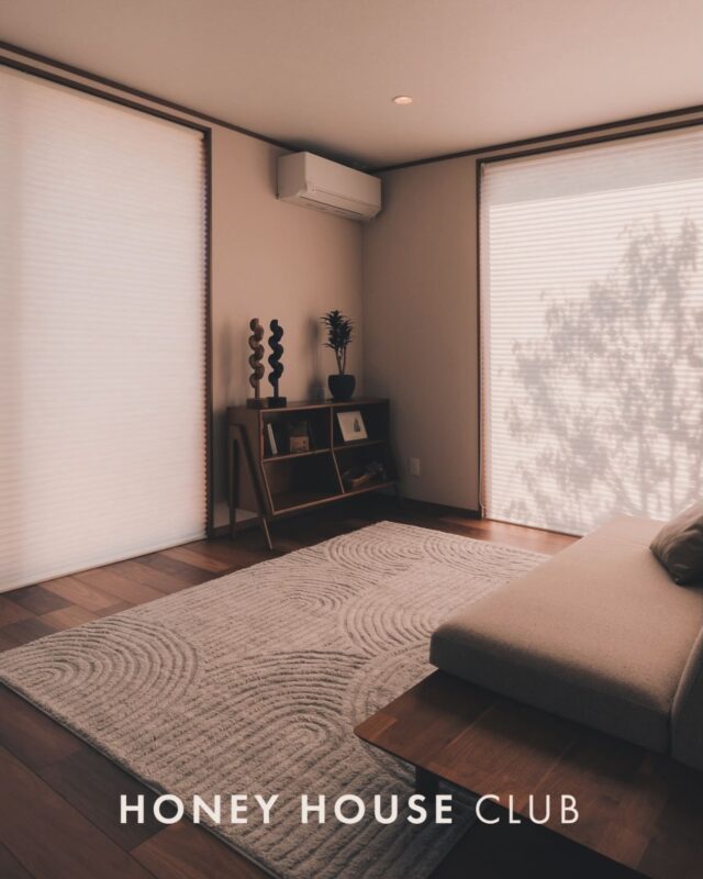.
【 建売は一目惚れで買ってほしい 】
「建売住宅」と聞くと、みなさんはどんなイメージを持ちますか？

どこか無難で、誰にでも合うように作られた普通の家。

もしかしたら、そう思われているかもしれません。
でも、私たちは違います。
私は、私たちがつくる建売住宅を、
「一目惚れ」で買ってほしいと本気で思っています。

外観の格好いいプロポーションを見た瞬間に、ハッとする。
ドアを開けて一歩足を踏み入れた瞬間に、
「うわあ、素敵…！」
と、胸がときめく。
そんな、理屈抜きの感動を届けたいんです。

もちろん、一目惚れしてもらうためには、
裏付けとなる「徹底的なこだわり」が要ります。
毎日使うコンセントの位置ひとつ。
トイレの水栓の、すっきりと美しい納め方ひとつ。
冬の冷たい風を入れないための、ミリ単位の隙間へのこだわり。

職人の目で、住む人の暮らしをトコトン考え抜いて、
綺麗に、丁寧に収めるからこそ、建物全体から上質な品格が滲み出ます。

「建売だから、このくらいでいいや」なんて妥協は一切ありません。

一目で恋に落ちて、住んでからもっと好きになる。

そんな誇りを持てる建売住宅を、
今日も大井川の地で、真っ直ぐにカタチにしています。

────────────────────────

静岡県焼津市大井川の注文住宅は 八木建築工業
【 八木建築工業の「現場の流儀」 】
■ ZEH・長期優良住宅基準をクリアした高い基本性能 
■ 職人社長が自らチェックする「隙間のない」精密施工 
■ 地元の気候を知り尽くした、結露に強い家づくり 
■ 完成してからは見えない「壁の裏側」に一番こだわります

ご相談や現場見学のお問い合わせは 【 @yagikenchiku.8 】【 @honey_house_club 】よりお気軽にどうぞ。

──────────────────────